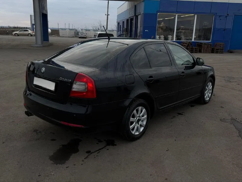 Skoda octavia a5 рестайлинг год: 2011 двигатель: 1.8 турбо коробка: автоматическая dsg тип кузова: лифтбэк автомобиль в отличном состоянии, в правильном черном цвете. сделано то, стоит stage 1, едет очень бодро. коробка работает в штатном режиме. ходовая часть обслужена. по кузову есть жизненные моменты. комплектация: 2-х зонный климат-контроль, круиз-контроль, датчик света, датчик дождя, 3-х ступенчатые подогревы сидений, хорошая музыка, 4 эсп. цена 700.000руб, реальному покупателю торг. г. шахтерск +79494431522 +79518398877 - фотография - 5