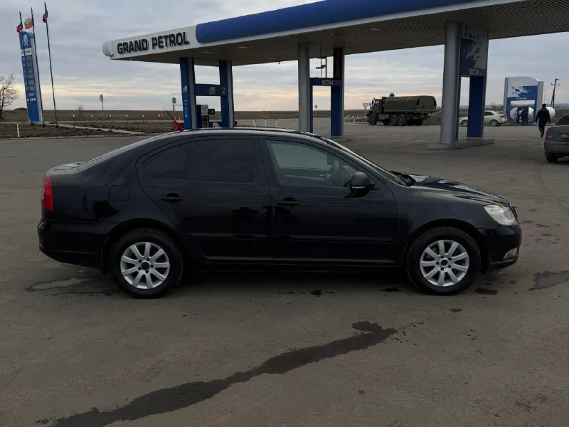 Skoda octavia a5 рестайлинг год: 2011 двигатель: 1.8 турбо коробка: автоматическая dsg тип кузова: лифтбэк автомобиль в отличном состоянии, в правильном черном цвете. сделано то, стоит stage 1, едет очень бодро. коробка работает в штатном режиме. ходовая часть обслужена. по кузову есть жизненные моменты. комплектация: 2-х зонный климат-контроль, круиз-контроль, датчик света, датчик дождя, 3-х ступенчатые подогревы сидений, хорошая музыка, 4 эсп. цена 700.000руб, реальному покупателю торг. г. шахтерск +79494431522 +79518398877 - фотография - 8