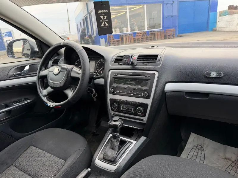 Skoda octavia a5 рестайлинг год: 2011 двигатель: 1.8 турбо коробка: автоматическая dsg тип кузова: лифтбэк автомобиль в отличном состоянии, в правильном черном цвете. сделано то, стоит stage 1, едет очень бодро. коробка работает в штатном режиме. ходовая часть обслужена. по кузову есть жизненные моменты. комплектация: 2-х зонный климат-контроль, круиз-контроль, датчик света, датчик дождя, 3-х ступенчатые подогревы сидений, хорошая музыка, 4 эсп. цена 700.000руб, реальному покупателю торг. г. шахтерск +79494431522 +79518398877 - фотография - 9