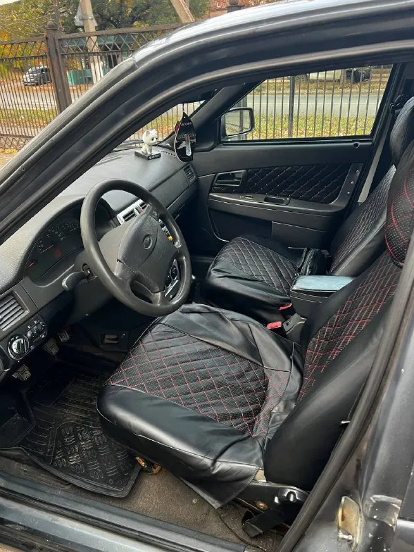 Продам ваз приора! не вписан газ. пробег (честно не помню)км год выпуска 2007 124 масло не расходует работает хорошо. стойки газомаслянные. кпп механика авто в хорошем состоянии салон перешитый! очень хороший свет (led)(едешь на ближнем думают что на дальнем едешь на дальнем они ахреневают) зимняя резина и диски r14 на 180 местном учёте цена 250 торг енакиево днр ул айвазовского 80 тел. +79493995083 📞 звоните: +7(949)3995083 - фотография - 7