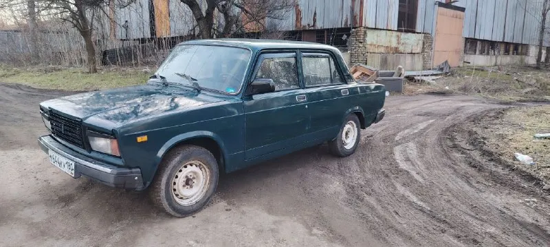 Продам ваз 2107 авто 2005 г. в один хозяин с завода, автомобиль не гнилой, дно в заводском состоянии, все стекла родные, ходовая обслужена, двигатель и коробка без нареканий, салон опрятный. переоформление обязательно. цена 130 000 руб +79491003842 - фотография - 1