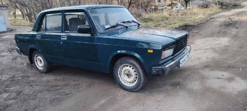 Продам ваз 2107 авто 2005 г. в один хозяин с завода, автомобиль не гнилой, дно в заводском состоянии, все стекла родные, ходовая обслужена, двигатель и коробка без нареканий, салон опрятный. переоформление обязательно. цена 130 000 руб +79491003842 - фотография - 2