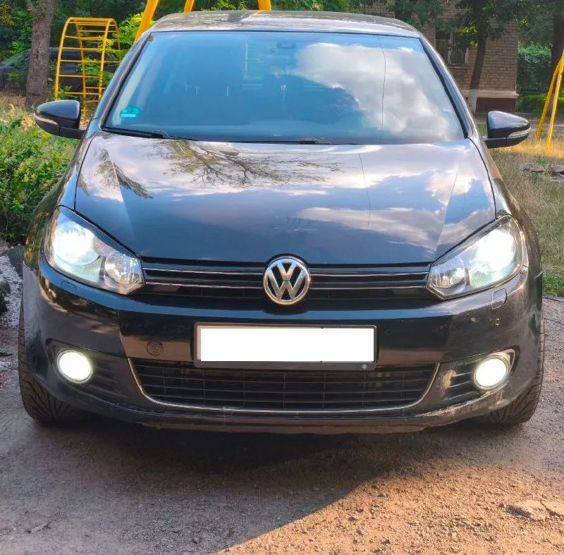 Продаётся volkswagen golf vi год выпуска: 2012 привезён из германии в 2017 году тип двигателя: 2.0 tdi, мощность 140 л. с. коробка передач: 6-ступенчатая механическая пробег: 252092, подтвержден документально отличное техническое состояние владение автомобилем более 8 лет масла, фильтры, колодки регулярно менялись согласно регламенту то двухзонный климат-контроль парктроники спереди и сзади датчики дождя и света мультируль с управлением аудиосистемой омыватели фар зимняя резина на штампованных дисках диаметром r15 регулярное обслуживание всех узлов и агрегатов без пробега по такси салон чистый, приятный запах, никто не курил внутри машины 900 000 руб. возможен торг только при личной встрече и осмотре звонить +79493167725 - фотография - 1