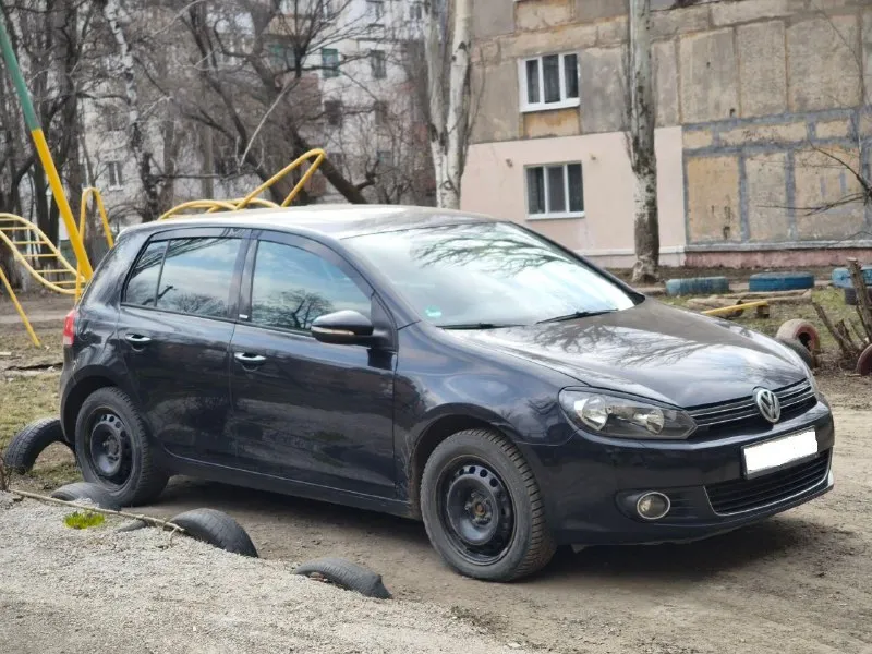 Продаётся volkswagen golf vi год выпуска: 2012 привезён из германии в 2017 году тип двигателя: 2.0 tdi, мощность 140 л. с. коробка передач: 6-ступенчатая механическая пробег: 252092, подтвержден документально отличное техническое состояние владение автомобилем более 8 лет масла, фильтры, колодки регулярно менялись согласно регламенту то двухзонный климат-контроль парктроники спереди и сзади датчики дождя и света мультируль с управлением аудиосистемой омыватели фар зимняя резина на штампованных дисках диаметром r15 регулярное обслуживание всех узлов и агрегатов без пробега по такси салон чистый, приятный запах, никто не курил внутри машины 900 000 руб. возможен торг только при личной встрече и осмотре звонить +79493167725 - фотография - 2