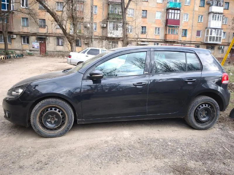 Продаётся volkswagen golf vi год выпуска: 2012 привезён из германии в 2017 году тип двигателя: 2.0 tdi, мощность 140 л. с. коробка передач: 6-ступенчатая механическая пробег: 252092, подтвержден документально отличное техническое состояние владение автомобилем более 8 лет масла, фильтры, колодки регулярно менялись согласно регламенту то двухзонный климат-контроль парктроники спереди и сзади датчики дождя и света мультируль с управлением аудиосистемой омыватели фар зимняя резина на штампованных дисках диаметром r15 регулярное обслуживание всех узлов и агрегатов без пробега по такси салон чистый, приятный запах, никто не курил внутри машины 900 000 руб. возможен торг только при личной встрече и осмотре звонить +79493167725 - фотография - 3