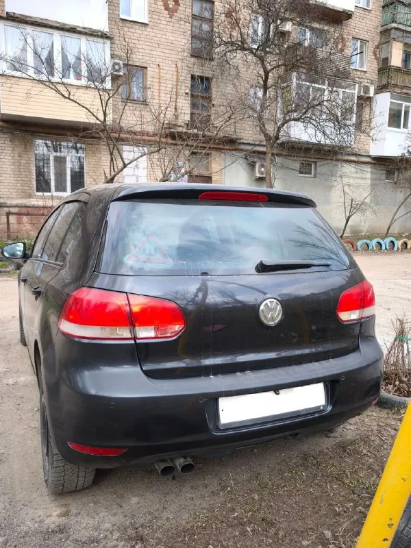 Продаётся volkswagen golf vi год выпуска: 2012 привезён из германии в 2017 году тип двигателя: 2.0 tdi, мощность 140 л. с. коробка передач: 6-ступенчатая механическая пробег: 252092, подтвержден документально отличное техническое состояние владение автомобилем более 8 лет масла, фильтры, колодки регулярно менялись согласно регламенту то двухзонный климат-контроль парктроники спереди и сзади датчики дождя и света мультируль с управлением аудиосистемой омыватели фар зимняя резина на штампованных дисках диаметром r15 регулярное обслуживание всех узлов и агрегатов без пробега по такси салон чистый, приятный запах, никто не курил внутри машины 900 000 руб. возможен торг только при личной встрече и осмотре звонить +79493167725 - фотография - 4