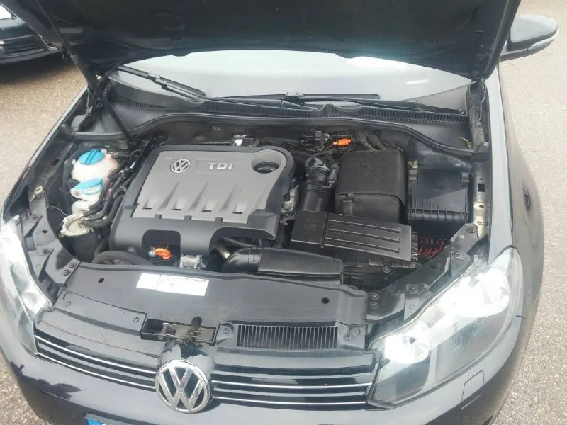 Продаётся volkswagen golf vi год выпуска: 2012 привезён из германии в 2017 году тип двигателя: 2.0 tdi, мощность 140 л. с. коробка передач: 6-ступенчатая механическая пробег: 252092, подтвержден документально отличное техническое состояние владение автомобилем более 8 лет масла, фильтры, колодки регулярно менялись согласно регламенту то двухзонный климат-контроль парктроники спереди и сзади датчики дождя и света мультируль с управлением аудиосистемой омыватели фар зимняя резина на штампованных дисках диаметром r15 регулярное обслуживание всех узлов и агрегатов без пробега по такси салон чистый, приятный запах, никто не курил внутри машины 900 000 руб. возможен торг только при личной встрече и осмотре звонить +79493167725 - фотография - 8
