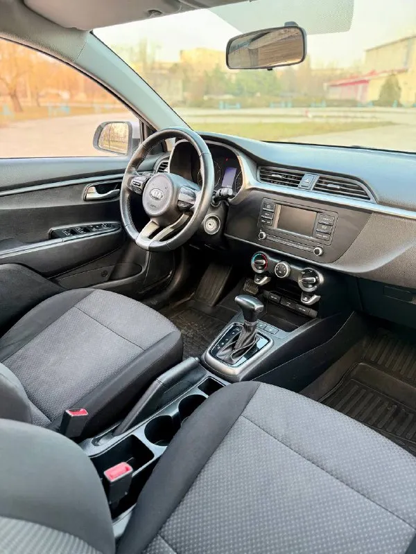 🔘 kia rio x line 💰цена: 1 200 000р 🏢город: мариуполь 📅год выпуска: 2021 🗒️пробег: 156 068км. ⚙️двигатель: 1.6 ⛽топливо: бензин ⚙️кпп: автомат 📞 телефон: +7-949-727-41-51 +7-949-551-91-52 +7-989-263-55-56 💾 описание: kia rio iv поколения в кузове универсал будет идеальным городским автомобилем на каждый день. надёжный корейский двигатель g4 в паре с классическим автоматом порадует надёжностью, динамикой и маленьким расходом топлива. ☑️ один владелец ☑️ родная краска 💯% ☑️ классический автомат ☑️ отличная резина хорошая комплектация: - кожаный мультируль - центральный замок - электропакет - кондиционер - птф 🏦 возможна продажа в кредит по двум документам. улица шевченко 269 - фотография - 9