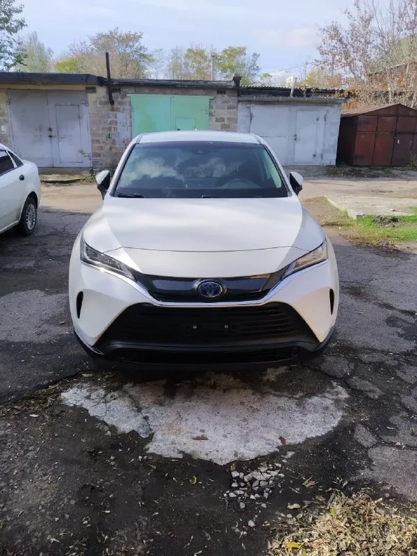 Продам toyota venza hybrid 2022 awd год: 09/2022 двигатель: 2,5 гибрид коробка передач: автомат пробег: 75000 км привод: полный привод цена: 4 млн. руб. автомобиль в отличном состоянии, полностью растаможен, стоит на российском учете. год выпуска 2022/09, японская сборка. авто пригонялось из сша с минимальными повреждениями, вся безопасность целая. мощный и при этом экономичный гибридный автомобиль, расход по городу 6,5 литров. полный привод, на каждой оси стоит по электромотру. хорошая комплектация: * раздельный климат контроль * адаптивный круиз контроль * система контроля полосы * бесключевой доступ и кнопка запуска двигателя * датчик дождя * датчик света * электропривод боковых зеркал * электрорегулировка руля и сидений * электробагажник и многое другое. по всем вопросам обращайтесь по телефону: +7(949) 316 19 48 📲 tg: night 📞 звоните: +7(949)3161948 - фотография - 2