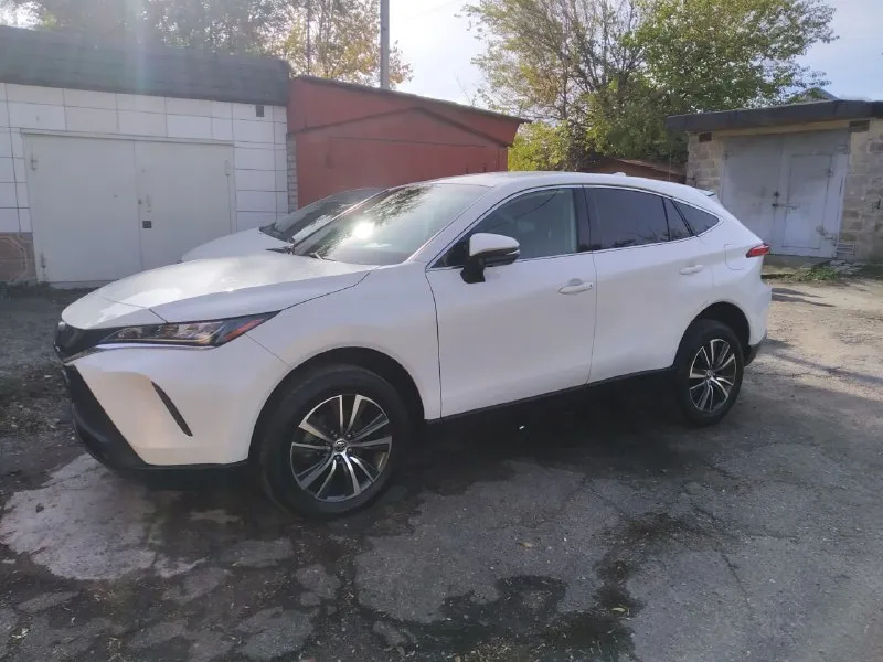 Продам toyota venza hybrid 2022 awd год: 09/2022 двигатель: 2,5 гибрид коробка передач: автомат пробег: 75000 км привод: полный привод цена: 4 млн. руб. автомобиль в отличном состоянии, полностью растаможен, стоит на российском учете. год выпуска 2022/09, японская сборка. авто пригонялось из сша с минимальными повреждениями, вся безопасность целая. мощный и при этом экономичный гибридный автомобиль, расход по городу 6,5 литров. полный привод, на каждой оси стоит по электромотру. хорошая комплектация: * раздельный климат контроль * адаптивный круиз контроль * система контроля полосы * бесключевой доступ и кнопка запуска двигателя * датчик дождя * датчик света * электропривод боковых зеркал * электрорегулировка руля и сидений * электробагажник и многое другое. по всем вопросам обращайтесь по телефону: +7(949) 316 19 48 📲 tg: night 📞 звоните: +7(949)3161948 - фотография - 3