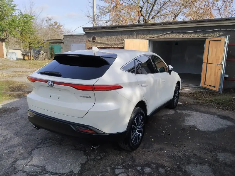 Продам toyota venza hybrid 2022 awd год: 09/2022 двигатель: 2,5 гибрид коробка передач: автомат пробег: 75000 км привод: полный привод цена: 4 млн. руб. автомобиль в отличном состоянии, полностью растаможен, стоит на российском учете. год выпуска 2022/09, японская сборка. авто пригонялось из сша с минимальными повреждениями, вся безопасность целая. мощный и при этом экономичный гибридный автомобиль, расход по городу 6,5 литров. полный привод, на каждой оси стоит по электромотру. хорошая комплектация: * раздельный климат контроль * адаптивный круиз контроль * система контроля полосы * бесключевой доступ и кнопка запуска двигателя * датчик дождя * датчик света * электропривод боковых зеркал * электрорегулировка руля и сидений * электробагажник и многое другое. по всем вопросам обращайтесь по телефону: +7(949) 316 19 48 📲 tg: night 📞 звоните: +7(949)3161948 - фотография - 4