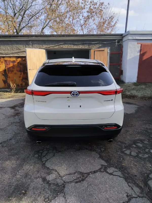 Продам toyota venza hybrid 2022 awd год: 09/2022 двигатель: 2,5 гибрид коробка передач: автомат пробег: 75000 км привод: полный привод цена: 4 млн. руб. автомобиль в отличном состоянии, полностью растаможен, стоит на российском учете. год выпуска 2022/09, японская сборка. авто пригонялось из сша с минимальными повреждениями, вся безопасность целая. мощный и при этом экономичный гибридный автомобиль, расход по городу 6,5 литров. полный привод, на каждой оси стоит по электромотру. хорошая комплектация: * раздельный климат контроль * адаптивный круиз контроль * система контроля полосы * бесключевой доступ и кнопка запуска двигателя * датчик дождя * датчик света * электропривод боковых зеркал * электрорегулировка руля и сидений * электробагажник и многое другое. по всем вопросам обращайтесь по телефону: +7(949) 316 19 48 📲 tg: night 📞 звоните: +7(949)3161948 - фотография - 5
