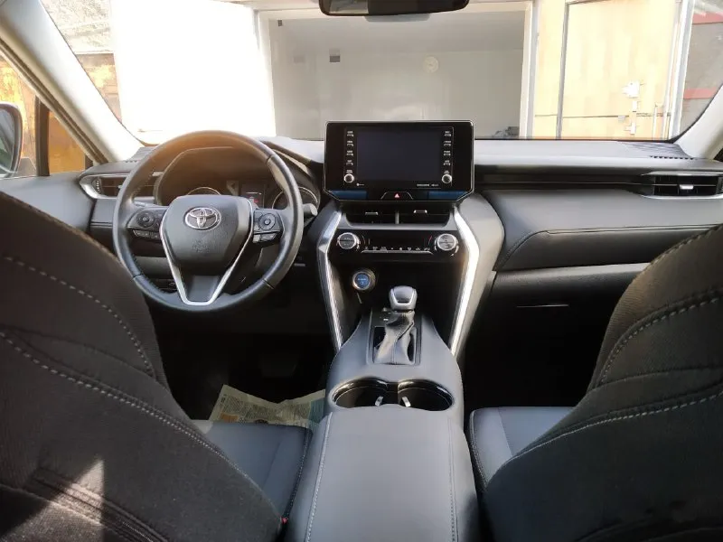 Продам toyota venza hybrid 2022 awd год: 09/2022 двигатель: 2,5 гибрид коробка передач: автомат пробег: 75000 км привод: полный привод цена: 4 млн. руб. автомобиль в отличном состоянии, полностью растаможен, стоит на российском учете. год выпуска 2022/09, японская сборка. авто пригонялось из сша с минимальными повреждениями, вся безопасность целая. мощный и при этом экономичный гибридный автомобиль, расход по городу 6,5 литров. полный привод, на каждой оси стоит по электромотру. хорошая комплектация: * раздельный климат контроль * адаптивный круиз контроль * система контроля полосы * бесключевой доступ и кнопка запуска двигателя * датчик дождя * датчик света * электропривод боковых зеркал * электрорегулировка руля и сидений * электробагажник и многое другое. по всем вопросам обращайтесь по телефону: +7(949) 316 19 48 📲 tg: night 📞 звоните: +7(949)3161948 - фотография - 7