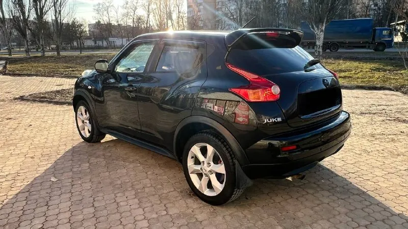 В продаже nissan juke, 2013 г. в. бензин, 1,6. коробка автомат, не вариатор! акпп стоит с nissan tida. состояние отличное. камера заднего вида, парктроник задний. ездила девочка, автомобиль управлялся аккуратно. заменены все расходники. два комплекта резины (зима и лето). разумный торг у капота. подробнее расскажу по телефону или при осмотре. автомобиль находится в мариуполе.900000₽ +79496437234 - фотография - 3