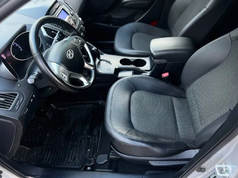 ✅в продаже hyundai ix35 ✅в идеальном состоянии ✅1 владелец с салона ✅весь в родном окрасе ✅с зеленой автотекой ✅год:2012 ✅коробка автомат ✅цена:1.355.000₽ ✅номер:+79495011956 или +79491003435 на обоих номерах есть телеграмм и мах авто в идеальном состоянии без каких либо вложений, сел и поехал, по кузову без ржавчины, кузов отполирован, и проведена химчистка салона, техническая часть автомобиля на 5+ полностью обслужена, за автомобиль следили и ухаживали, у автомобиля всего один хозяин, вся история обслуживания на руках, все чеки и отметки в сервизной книге, таких машин на рынке осталось очень мало, больше информации по телефону! 📞 🇷🇺 звоните: +79495011956 - фотография - 7