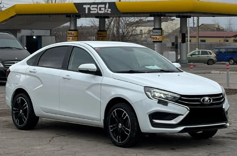 Продам lada vesta 2023 год 48 тысяч км оригинальный пробег один собственник с салона выехала в 2024 году 1.6 бензин 16 кл. механика родной окрас мотор работает хорошо, коробка так же, все как нужно. кондиционер, регулировка зеркал, 4 стеклоподъемника, обогрев сидений, кнопка start-stop, led оптика. из доработок поставил сабвуфер, установил мультимедиа с навигацией, блютуз, камерой заднего вида. установил красивые диски. цена 1.250.000 торг осмотр г. шахтерск +79494330000 +79493485992 - фотография - 2