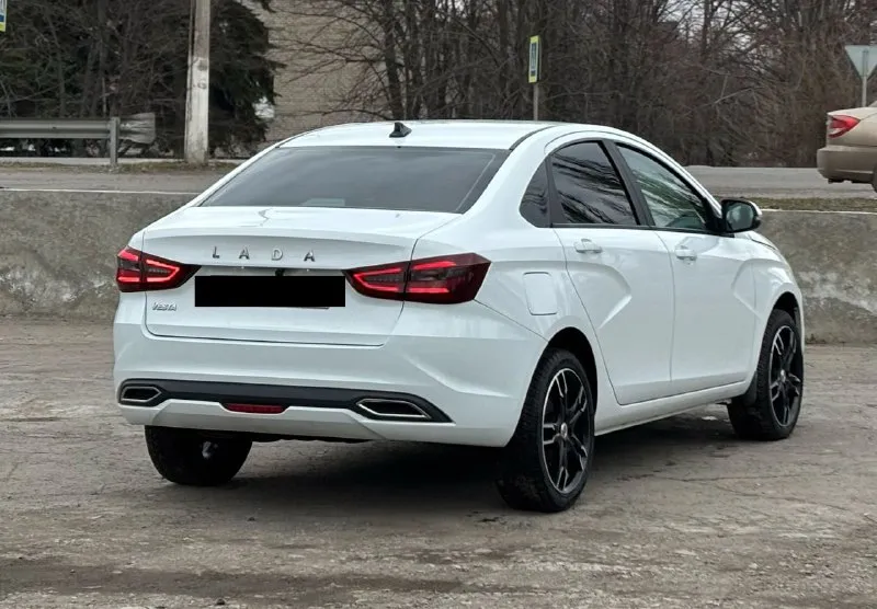 Продам lada vesta 2023 год 48 тысяч км оригинальный пробег один собственник с салона выехала в 2024 году 1.6 бензин 16 кл. механика родной окрас мотор работает хорошо, коробка так же, все как нужно. кондиционер, регулировка зеркал, 4 стеклоподъемника, обогрев сидений, кнопка start-stop, led оптика. из доработок поставил сабвуфер, установил мультимедиа с навигацией, блютуз, камерой заднего вида. установил красивые диски. цена 1.250.000 торг осмотр г. шахтерск +79494330000 +79493485992 - фотография - 3