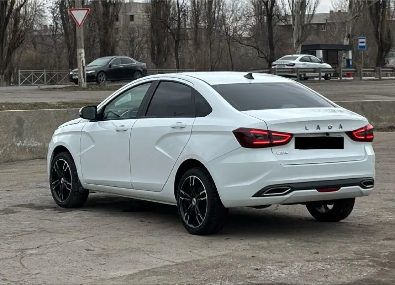Продам lada vesta 2023 год 48 тысяч км оригинальный пробег один собственник с салона выехала в 2024 году 1.6 бензин 16 кл. механика родной окрас мотор работает хорошо, коробка так же, все как нужно. кондиционер, регулировка зеркал, 4 стеклоподъемника, обогрев сидений, кнопка start-stop, led оптика. из доработок поставил сабвуфер, установил мультимедиа с навигацией, блютуз, камерой заднего вида. установил красивые диски. цена 1.250.000 торг осмотр г. шахтерск +79494330000 +79493485992 - фотография - 4