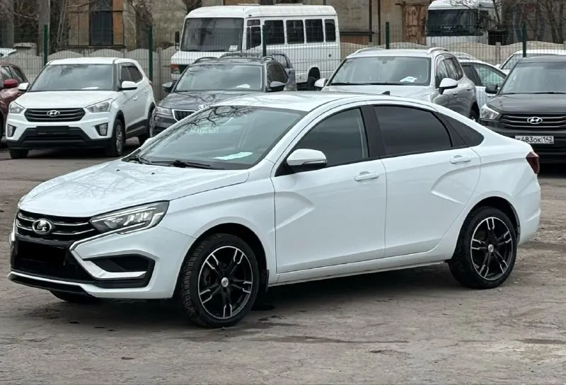 Продам lada vesta 2023 год 48 тысяч км оригинальный пробег один собственник с салона выехала в 2024 году 1.6 бензин 16 кл. механика родной окрас мотор работает хорошо, коробка так же, все как нужно. кондиционер, регулировка зеркал, 4 стеклоподъемника, обогрев сидений, кнопка start-stop, led оптика. из доработок поставил сабвуфер, установил мультимедиа с навигацией, блютуз, камерой заднего вида. установил красивые диски. цена 1.250.000 торг осмотр г. шахтерск +79494330000 +79493485992 - фотография - 5