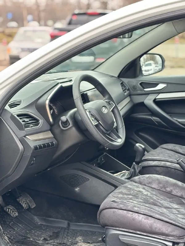 Продам lada vesta 2023 год 48 тысяч км оригинальный пробег один собственник с салона выехала в 2024 году 1.6 бензин 16 кл. механика родной окрас мотор работает хорошо, коробка так же, все как нужно. кондиционер, регулировка зеркал, 4 стеклоподъемника, обогрев сидений, кнопка start-stop, led оптика. из доработок поставил сабвуфер, установил мультимедиа с навигацией, блютуз, камерой заднего вида. установил красивые диски. цена 1.250.000 торг осмотр г. шахтерск +79494330000 +79493485992 - фотография - 6