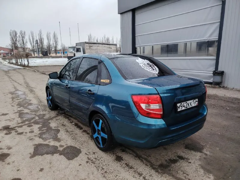 Я владелец с 6.000 пробега и по сей день. на учёте на мне. по машине расскажу от и до на любые вопросы отвечу. машина перекрашена в дорогой красивый цвет как у новых bmw x6. салон перетянут в толстую дорогую кожу. потолок и козырьки тоже перетянуты. установлена громкая музыка в студии автозвука. шумо/вибро изоляция. двигатель шеснарь клапана не гнёт. прошит. едет очень бодро. кондиционер. диски r16 на хорошей, мягкой новой резине. установлены двухрежимные хорошие туманки. катализатор не удалял ещё, стоит родной. торг конечно есть, на всё. цена 715.000₽ +79044283393 (можно писать в мах) - фотография - 6