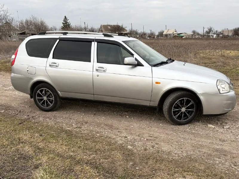 Продам lada priora приора (универсал) 2010г пробег 195т. км. автомобиль в очень хорошем состоянии. все стекла заводские включая лобовое, ничего варить, красить не нужно. двигатель 1.6 16 кл. ( комплект грм поменян) комплектация( кондиционер, эур, абс, передние стеклоподъемники, подушка безопасности, электрорегулировка зеркал и подогрев, центральный замок). установлена сигнализация starline с автозапуском, штатная музыка, новый аккумулятор. авто на летней резине на 14 литых дисках. документы чистые, любое переоформление цена 375.т. ₽ осмотр г. новоазовск т. +79493183670 т. +79493137598 - фотография - 3