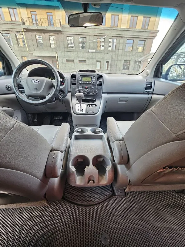 Kia grand carnival 2009г 2,9 tdi 145лс 200т км лонг версия с обычным дизелем без турбины и прочего "геморроя") полноценных 7 мест и багажник, сиденья все двигаются и снимаются, ровный пол получается в длину 245см! технически без замечаний. мотор/коробка/электрика/кондёр/ходовка все ок, без нюансов и вложений! 900т руб 9495213411 - фотография - 10