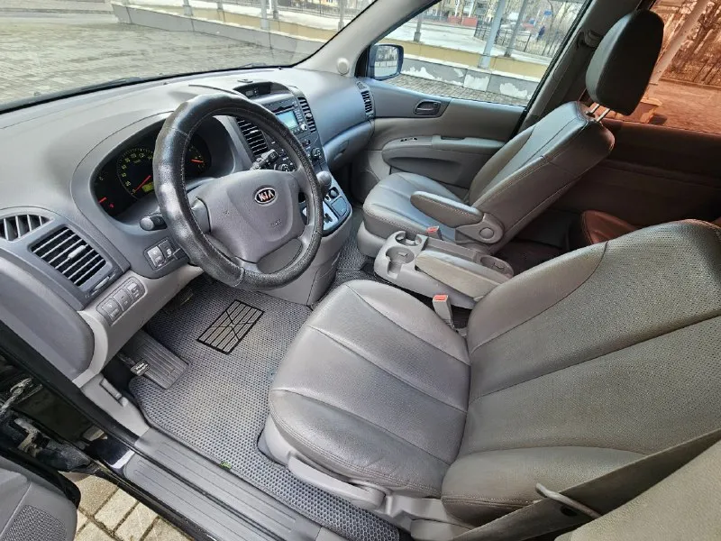 Kia grand carnival 2009г 2,9 tdi 145лс 200т км лонг версия с обычным дизелем без турбины и прочего "геморроя") полноценных 7 мест и багажник, сиденья все двигаются и снимаются, ровный пол получается в длину 245см! технически без замечаний. мотор/коробка/электрика/кондёр/ходовка все ок, без нюансов и вложений! 900т руб 9495213411 - фотография - 5