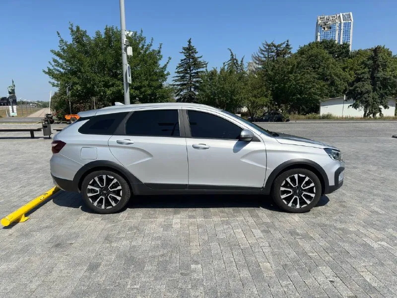 Ваз vesta cross 2023 - состояние нового автомобиля! серый, пробег 90 000 км – ухоженный, обслуженный, готов к любым дорогам! 🔹 комплектация: ✔ 🆕 установлено газобаллонное оборудование премиум класса! ✔ экономичный двигатель 1.6 л ✔ кожаный салон с подогревом сидений и лобового стекла ✔ подогрев зеркал с электроприводом ✔ полный электропакет (все стеклоподъемники) ✔ кондиционер и кнопка start/stop ✔ дисковые тормоза с abs 🔹 техническое обслуживание: ✅ второе то пройдено ✅ замена масла (двигатель, трансмиссия) ✅ новые свечи 💰 цена: 1 400 000 ₽ 📞 +7 (949) 382-88-76 📞 звоните: +7(949)3828876 - фотография - 1