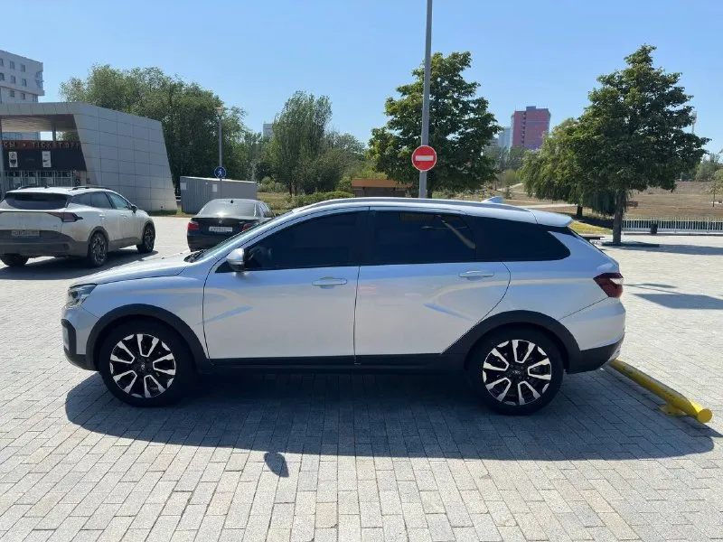 Ваз vesta cross 2023 - состояние нового автомобиля! серый, пробег 90 000 км – ухоженный, обслуженный, готов к любым дорогам! 🔹 комплектация: ✔ 🆕 установлено газобаллонное оборудование премиум класса! ✔ экономичный двигатель 1.6 л ✔ кожаный салон с подогревом сидений и лобового стекла ✔ подогрев зеркал с электроприводом ✔ полный электропакет (все стеклоподъемники) ✔ кондиционер и кнопка start/stop ✔ дисковые тормоза с abs 🔹 техническое обслуживание: ✅ второе то пройдено ✅ замена масла (двигатель, трансмиссия) ✅ новые свечи 💰 цена: 1 400 000 ₽ 📞 +7 (949) 382-88-76 📞 звоните: +7(949)3828876 - фотография - 3