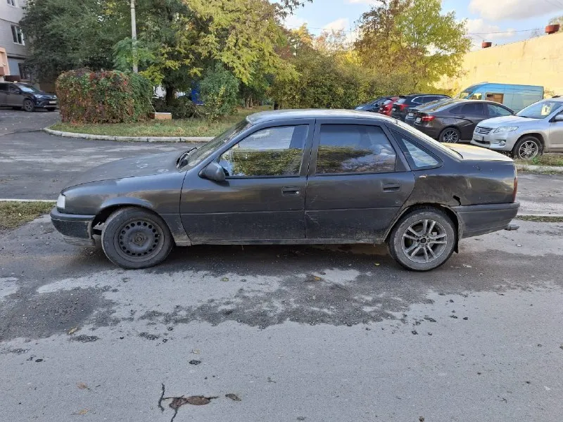 Продам opel vectra a 1989 года цена: 60 000 газ/бензин двигатель 1.6, работает без нареканий, запускается хорошо в любую погоду, не троит, на дымит, работает и на газу и на бензине технически в нормальном состоянии, недавно поменял свечи, провода, передние колодки и передние ступичные подшипники, в общем на полном ходу по кузову силовые части живые, дно, ланжероны, стаканы все целое, варить не надо ничего, внешняя часть конечно на троечку, есть несколько нюансов, но на езду не влияет. передние стеклоподьемники, аккумулятору пол года, запаска в комплекте. машину покупал на подмену, пока основная была в ремонте. продажа по тп. машину глянуть можно в донецке, буденновский район, донской +79493454650 +79495009816 телеграмм 📞 звоните: +7(949)3454650 - фотография - 1
