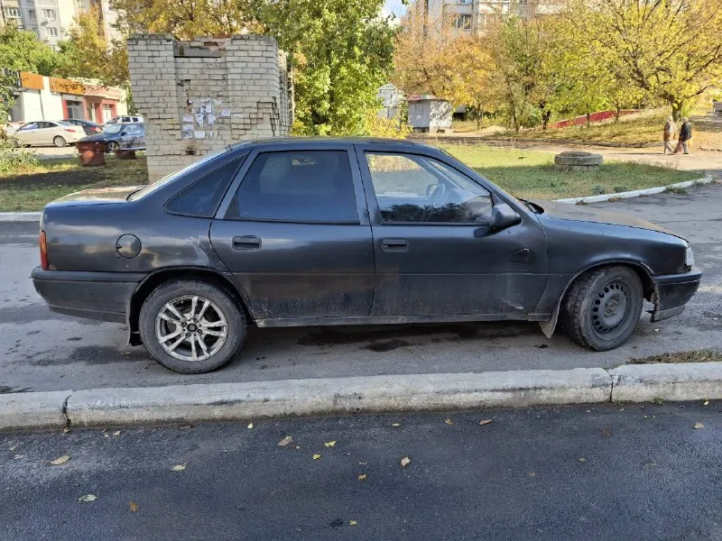 Продам opel vectra a 1989 года цена: 60 000 газ/бензин двигатель 1.6, работает без нареканий, запускается хорошо в любую погоду, не троит, на дымит, работает и на газу и на бензине технически в нормальном состоянии, недавно поменял свечи, провода, передние колодки и передние ступичные подшипники, в общем на полном ходу по кузову силовые части живые, дно, ланжероны, стаканы все целое, варить не надо ничего, внешняя часть конечно на троечку, есть несколько нюансов, но на езду не влияет. передние стеклоподьемники, аккумулятору пол года, запаска в комплекте. машину покупал на подмену, пока основная была в ремонте. продажа по тп. машину глянуть можно в донецке, буденновский район, донской +79493454650 +79495009816 телеграмм 📞 звоните: +7(949)3454650 - фотография - 2