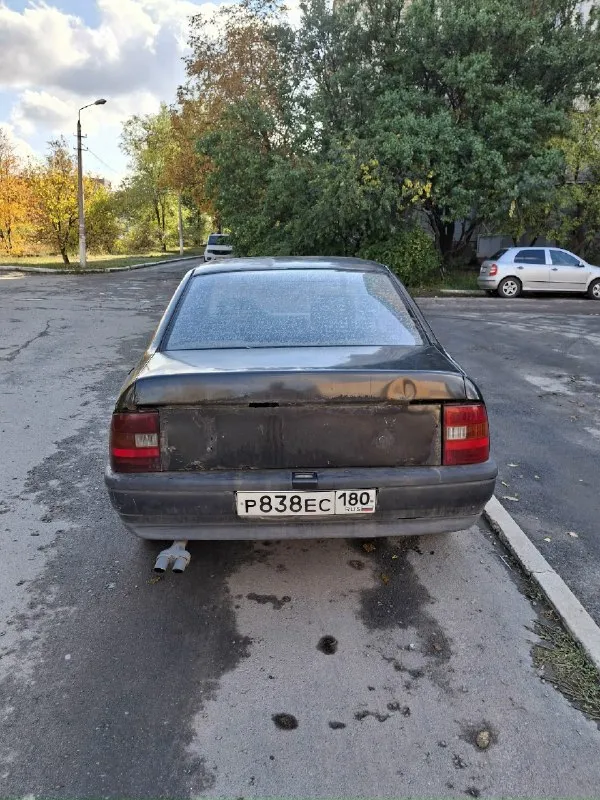 Продам opel vectra a 1989 года цена: 60 000 газ/бензин двигатель 1.6, работает без нареканий, запускается хорошо в любую погоду, не троит, на дымит, работает и на газу и на бензине технически в нормальном состоянии, недавно поменял свечи, провода, передние колодки и передние ступичные подшипники, в общем на полном ходу по кузову силовые части живые, дно, ланжероны, стаканы все целое, варить не надо ничего, внешняя часть конечно на троечку, есть несколько нюансов, но на езду не влияет. передние стеклоподьемники, аккумулятору пол года, запаска в комплекте. машину покупал на подмену, пока основная была в ремонте. продажа по тп. машину глянуть можно в донецке, буденновский район, донской +79493454650 +79495009816 телеграмм 📞 звоните: +7(949)3454650 - фотография - 3