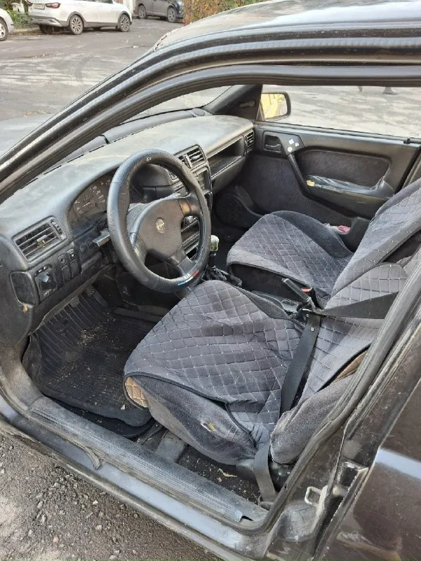 Продам opel vectra a 1989 года цена: 60 000 газ/бензин двигатель 1.6, работает без нареканий, запускается хорошо в любую погоду, не троит, на дымит, работает и на газу и на бензине технически в нормальном состоянии, недавно поменял свечи, провода, передние колодки и передние ступичные подшипники, в общем на полном ходу по кузову силовые части живые, дно, ланжероны, стаканы все целое, варить не надо ничего, внешняя часть конечно на троечку, есть несколько нюансов, но на езду не влияет. передние стеклоподьемники, аккумулятору пол года, запаска в комплекте. машину покупал на подмену, пока основная была в ремонте. продажа по тп. машину глянуть можно в донецке, буденновский район, донской +79493454650 +79495009816 телеграмм 📞 звоните: +7(949)3454650 - фотография - 4