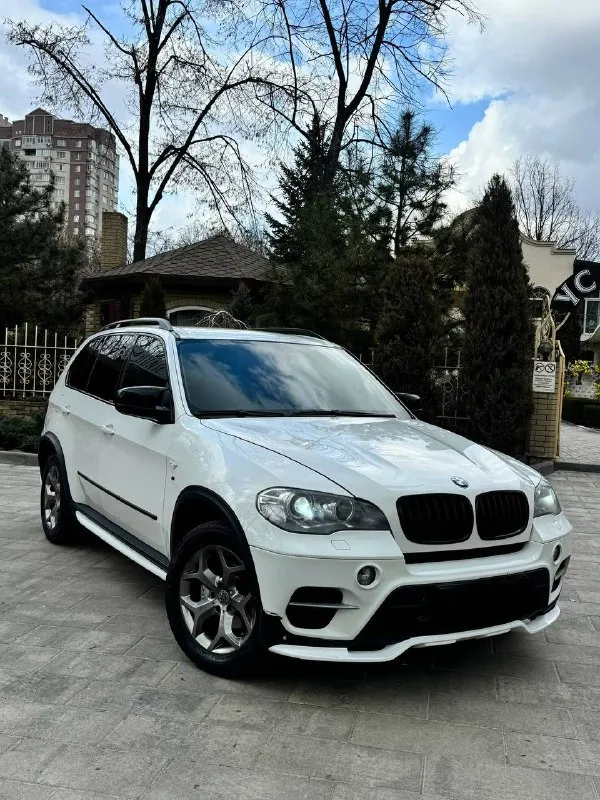 В продаже bmw x5 2012 года рестайлинг! 3.0 twinturbo, работает идеально, никаких вложений не требует! коробка автомат переключает отлично без пинков. ходовая без стуков. красивый кожаный коричневый салон, электрорегулировки сидений, память сидений, мультируль. есть всё для комфортной езды внешне выглядит также красиво как на фотографиях, без каких либо моментов. осмотр донецк возможен обмен, также могу помочь с кредитом цена 1.690.000 ₽, торг у автомобиля! ☎️ +7 (949) 453-80-40 📞 звоните: +7(949)4538040 - фотография - 1
