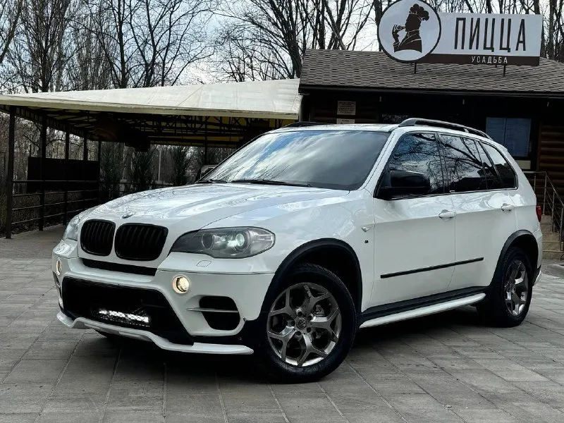 В продаже bmw x5 2012 года рестайлинг! 3.0 twinturbo, работает идеально, никаких вложений не требует! коробка автомат переключает отлично без пинков. ходовая без стуков. красивый кожаный коричневый салон, электрорегулировки сидений, память сидений, мультируль. есть всё для комфортной езды внешне выглядит также красиво как на фотографиях, без каких либо моментов. осмотр донецк возможен обмен, также могу помочь с кредитом цена 1.690.000 ₽, торг у автомобиля! ☎️ +7 (949) 453-80-40 📞 звоните: +7(949)4538040 - фотография - 4