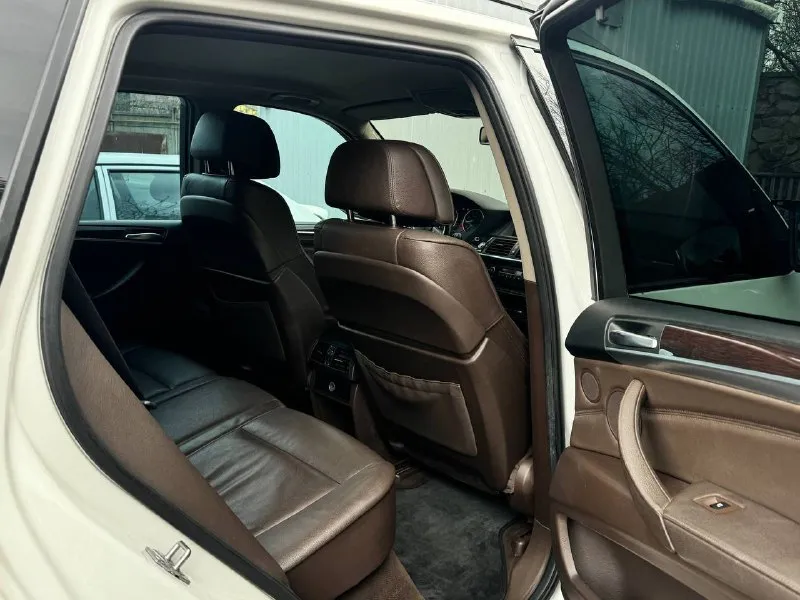 В продаже bmw x5 2012 года рестайлинг! 3.0 twinturbo, работает идеально, никаких вложений не требует! коробка автомат переключает отлично без пинков. ходовая без стуков. красивый кожаный коричневый салон, электрорегулировки сидений, память сидений, мультируль. есть всё для комфортной езды внешне выглядит также красиво как на фотографиях, без каких либо моментов. осмотр донецк возможен обмен, также могу помочь с кредитом цена 1.690.000 ₽, торг у автомобиля! ☎️ +7 (949) 453-80-40 📞 звоните: +7(949)4538040 - фотография - 7