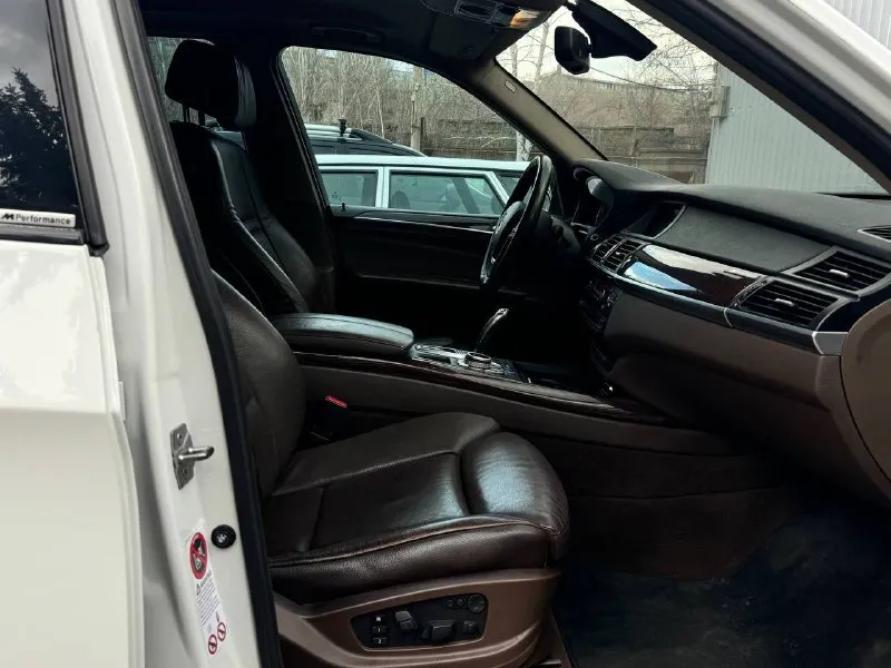 В продаже bmw x5 2012 года рестайлинг! 3.0 twinturbo, работает идеально, никаких вложений не требует! коробка автомат переключает отлично без пинков. ходовая без стуков. красивый кожаный коричневый салон, электрорегулировки сидений, память сидений, мультируль. есть всё для комфортной езды внешне выглядит также красиво как на фотографиях, без каких либо моментов. осмотр донецк возможен обмен, также могу помочь с кредитом цена 1.690.000 ₽, торг у автомобиля! ☎️ +7 (949) 453-80-40 📞 звоните: +7(949)4538040 - фотография - 8