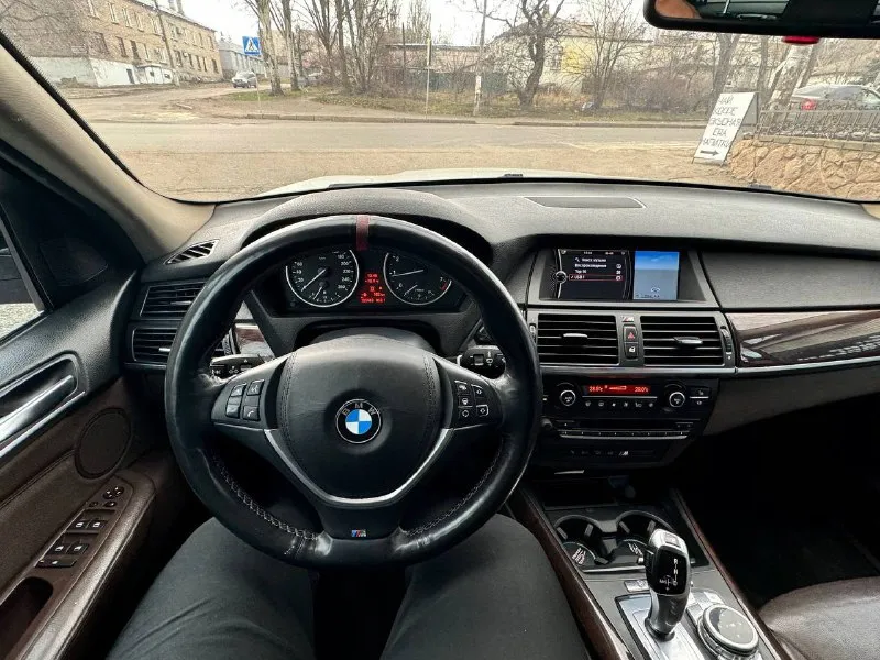 В продаже bmw x5 2012 года рестайлинг! 3.0 twinturbo, работает идеально, никаких вложений не требует! коробка автомат переключает отлично без пинков. ходовая без стуков. красивый кожаный коричневый салон, электрорегулировки сидений, память сидений, мультируль. есть всё для комфортной езды внешне выглядит также красиво как на фотографиях, без каких либо моментов. осмотр донецк возможен обмен, также могу помочь с кредитом цена 1.690.000 ₽, торг у автомобиля! ☎️ +7 (949) 453-80-40 📞 звоните: +7(949)4538040 - фотография - 9