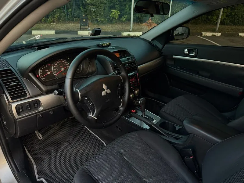 Продам mitsubishi galant 9, 2008 года выпуска, в последнем рестайлинге🔥 ➡️мотор 4g69 обьемом 2.4 литра, на 160 л. с, с огромным ресурсом, чугунный блок, мега надёжный, масложора нет. оригинальный пробег авто 273.500 км, для данного мотора это только обкатка, любые проверки эндоскопом, замеры компрессии и тд. замена масла каждые 6000 тысяч, лью только 95, иногда 100-й бензин. катализаторы вырезаны, авто прошито под 95-100 бензин, едет очень-очень бодро. комплект грм, со всеми роликами заменен на 273.000 км. ➡️автоматическая коробка передач, работает четко, без пинков и рывков. на 270.000 км сделал большое то: заменил передние стойки, стойки и втулки стабилизаторов, сайлентблоки задние, шрузы внутренние, передние тормозные диски, колодки вкруг, подушки акпп, заменил масло в акпп оригинал mitsubishi atf sp-3, масло в двигателе takayama 5-30, полная замена жидкости гидроусилителя на mitsubishi dia queen, заменил подрулевой шлейф, обслужил ручник, новый аккумулятор на 65a. бо 📞 звоните: +7(949)3215048 - фотография - 6