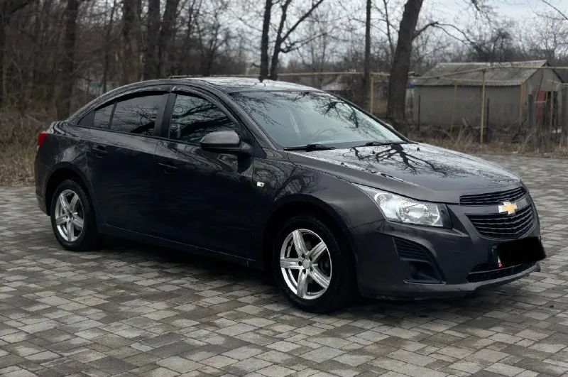 Продам chevrolet cruze ( chevrolet круз) 1.8 mt, 2013г пройден техосмотр, на учет поставим без проблем. в дтп автомобиль не был, кузов весь в заводском окрасе. рыжиков нет, все стекла родные, включая лобовое стекло. пробег 181 тысяч. хорошая комплектация; кондиционер, подогревы сидений, зеркал, заднего лобового стекла, электростеклоподъемники, регулировка зеркал, сигнализация с автозапуском(starline), abs, esp, гур. стоит хорошая зимняя michelin r16, летняя резина в подарок🎁 🔥цена 750т. р 🔥 звоните :+79592158730 +79595041461 📞 звоните: +7(959)2158730 - фотография - 2