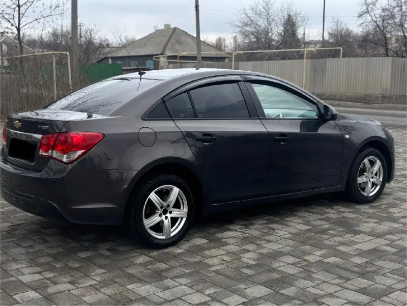 Продам chevrolet cruze ( chevrolet круз) 1.8 mt, 2013г пройден техосмотр, на учет поставим без проблем. в дтп автомобиль не был, кузов весь в заводском окрасе. рыжиков нет, все стекла родные, включая лобовое стекло. пробег 181 тысяч. хорошая комплектация; кондиционер, подогревы сидений, зеркал, заднего лобового стекла, электростеклоподъемники, регулировка зеркал, сигнализация с автозапуском(starline), abs, esp, гур. стоит хорошая зимняя michelin r16, летняя резина в подарок🎁 🔥цена 750т. р 🔥 звоните :+79592158730 +79595041461 📞 звоните: +7(959)2158730 - фотография - 3