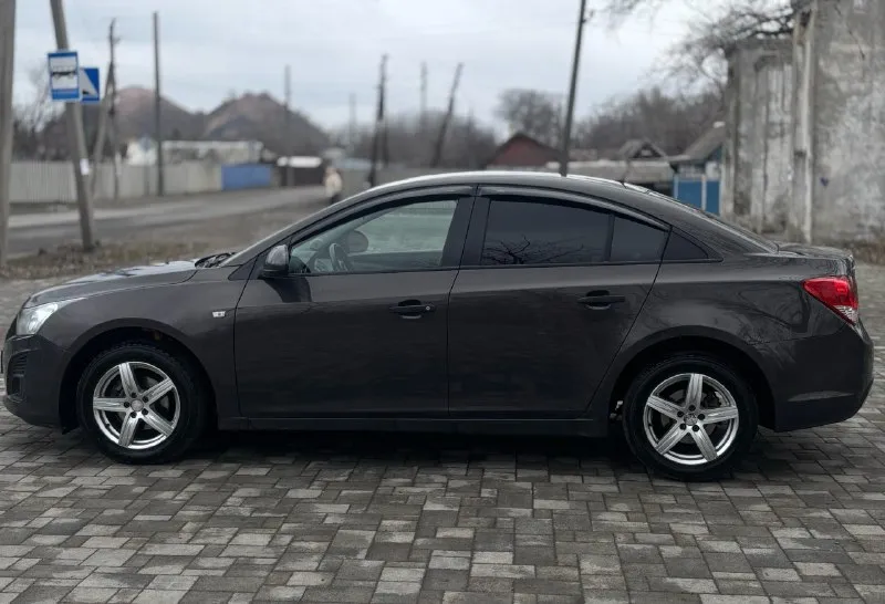 Продам chevrolet cruze ( chevrolet круз) 1.8 mt, 2013г пройден техосмотр, на учет поставим без проблем. в дтп автомобиль не был, кузов весь в заводском окрасе. рыжиков нет, все стекла родные, включая лобовое стекло. пробег 181 тысяч. хорошая комплектация; кондиционер, подогревы сидений, зеркал, заднего лобового стекла, электростеклоподъемники, регулировка зеркал, сигнализация с автозапуском(starline), abs, esp, гур. стоит хорошая зимняя michelin r16, летняя резина в подарок🎁 🔥цена 750т. р 🔥 звоните :+79592158730 +79595041461 📞 звоните: +7(959)2158730 - фотография - 6