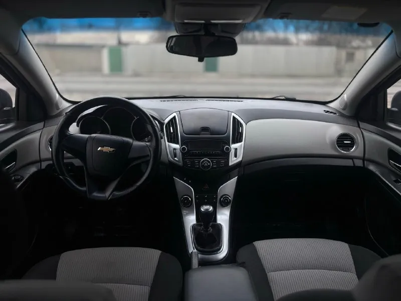 Продам chevrolet cruze ( chevrolet круз) 1.8 mt, 2013г пройден техосмотр, на учет поставим без проблем. в дтп автомобиль не был, кузов весь в заводском окрасе. рыжиков нет, все стекла родные, включая лобовое стекло. пробег 181 тысяч. хорошая комплектация; кондиционер, подогревы сидений, зеркал, заднего лобового стекла, электростеклоподъемники, регулировка зеркал, сигнализация с автозапуском(starline), abs, esp, гур. стоит хорошая зимняя michelin r16, летняя резина в подарок🎁 🔥цена 750т. р 🔥 звоните :+79592158730 +79595041461 📞 звоните: +7(959)2158730 - фотография - 8