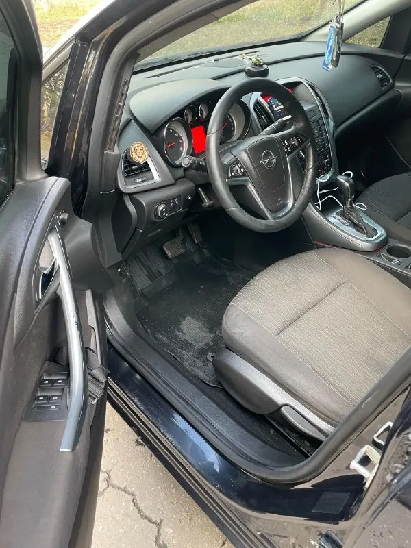 ❗продам opel astra j рестайлинг❗ с документами полный порядок, любой вид переоформления! год выпуска 2014,мотор 1.4,коробка: автомат 6 ступенчатый пробег: 252.000км ♻комплектация: 2-х зонный климат контроль, усилитель руля, подогрев руля, мульти руль, подогрев сидений, круиз контроль, стеклоподъемники, электропривод и подогрев зеркал заднего вида. , подушки безопасности, abs, esp. ✅ машина обслужена, вся в родной краске, ходовая сбитая. ✅новая летняя резина + зимняя в придачу. стоит хорошая музыка 🎶 🎶 осмотр г. амвросиевка ✅цена: 750торг хорошему человеку. возможен обмен подробности по телефону: +79490426199 - фотография - 7