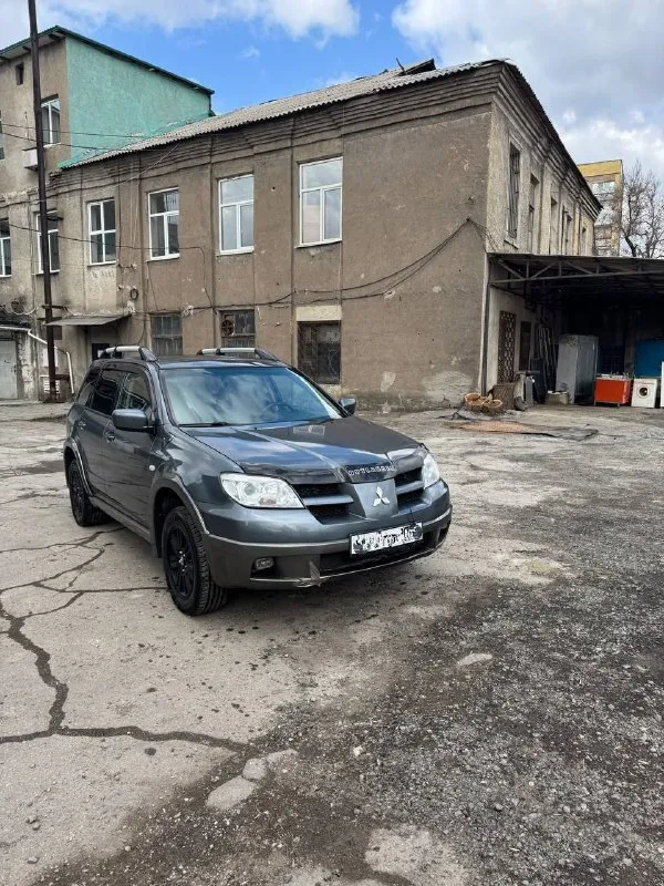 Mitsubishi outlander 2004 пробег 164тыс км. Родной
В хорошем состоянии для своих лет, 2.4 мотор, коробка автомат без проблем, полный привод, на коже, подогрев сидений, люк работает без проблем, датчик температуры в салоне, стеклоподъёмники 4 шт, электро регулировка зеркал!!!цена 650тыс рублей торг!!!+79495138202
📲 Tg: @gonzik09
📞 Звоните: +7(949)5138202 - фотография - 2