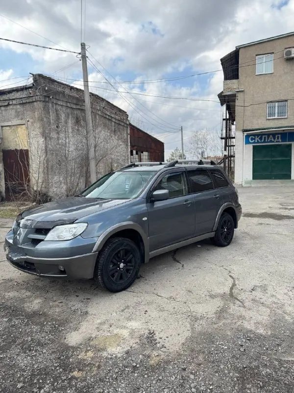 Mitsubishi outlander 2004 пробег 164тыс км. Родной
В хорошем состоянии для своих лет, 2.4 мотор, коробка автомат без проблем, полный привод, на коже, подогрев сидений, люк работает без проблем, датчик температуры в салоне, стеклоподъёмники 4 шт, электро регулировка зеркал!!!цена 650тыс рублей торг!!!+79495138202
📲 Tg: @gonzik09
📞 Звоните: +7(949)5138202 - фотография - 4