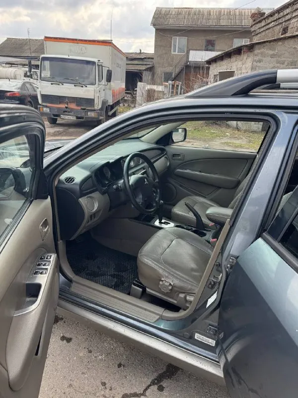 Mitsubishi outlander 2004 пробег 164тыс км. Родной
В хорошем состоянии для своих лет, 2.4 мотор, коробка автомат без проблем, полный привод, на коже, подогрев сидений, люк работает без проблем, датчик температуры в салоне, стеклоподъёмники 4 шт, электро регулировка зеркал!!!цена 650тыс рублей торг!!!+79495138202
📲 Tg: @gonzik09
📞 Звоните: +7(949)5138202 - фотография - 9