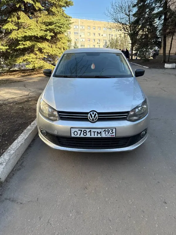 Продам volkswagen polo 2011 года двигатель 1.6 комплектация 4есп магнитола 2дин с функцией carplay! по машине было сделано:замена сцепления, замена тормозных колодок в круг, замена стоек перед зад, замена шаровых опор, замена палок рулевых и наконечников, замена катушек и свечей(на иридиевые), замена помпы и охлождающей жидкости! свет лед лампы, ледтуманки, резина лето и комплект зимы в подарок! состояние кузова видно по фото, есть не значительные вмятинки на двери и багажнике! цена 490тр без торга срочно!! телефон +79495017325 📞 звоните: +7(949)5017325 - фотография - 1