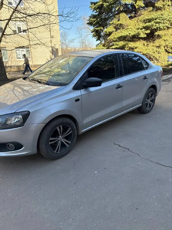 Продам volkswagen polo 2011 года двигатель 1.6 комплектация 4есп магнитола 2дин с функцией carplay! по машине было сделано:замена сцепления, замена тормозных колодок в круг, замена стоек перед зад, замена шаровых опор, замена палок рулевых и наконечников, замена катушек и свечей(на иридиевые), замена помпы и охлождающей жидкости! свет лед лампы, ледтуманки, резина лето и комплект зимы в подарок! состояние кузова видно по фото, есть не значительные вмятинки на двери и багажнике! цена 490тр без торга срочно!! телефон +79495017325 📞 звоните: +7(949)5017325 - фотография - 2